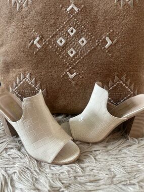 Seven7 Cream Croc-Embossed Open-Toe Block Heel Mules